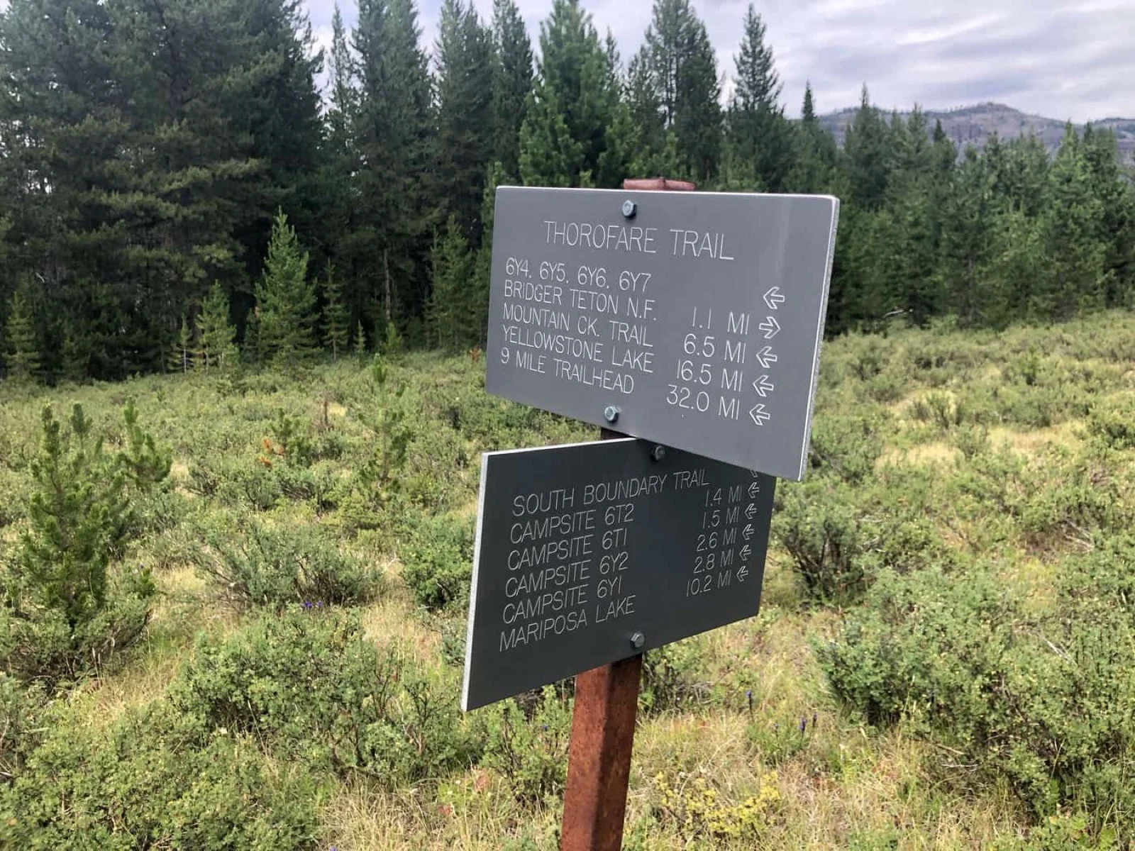 Trail sign marking the intersection of South Boundary Trail and Thorofare Trail